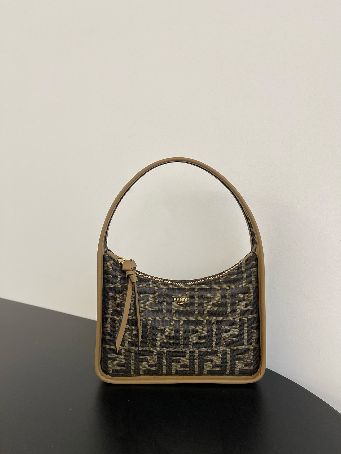 [TOP] FENDI Classic Mini Hobo Bag 25.5×7×28cm - GHW