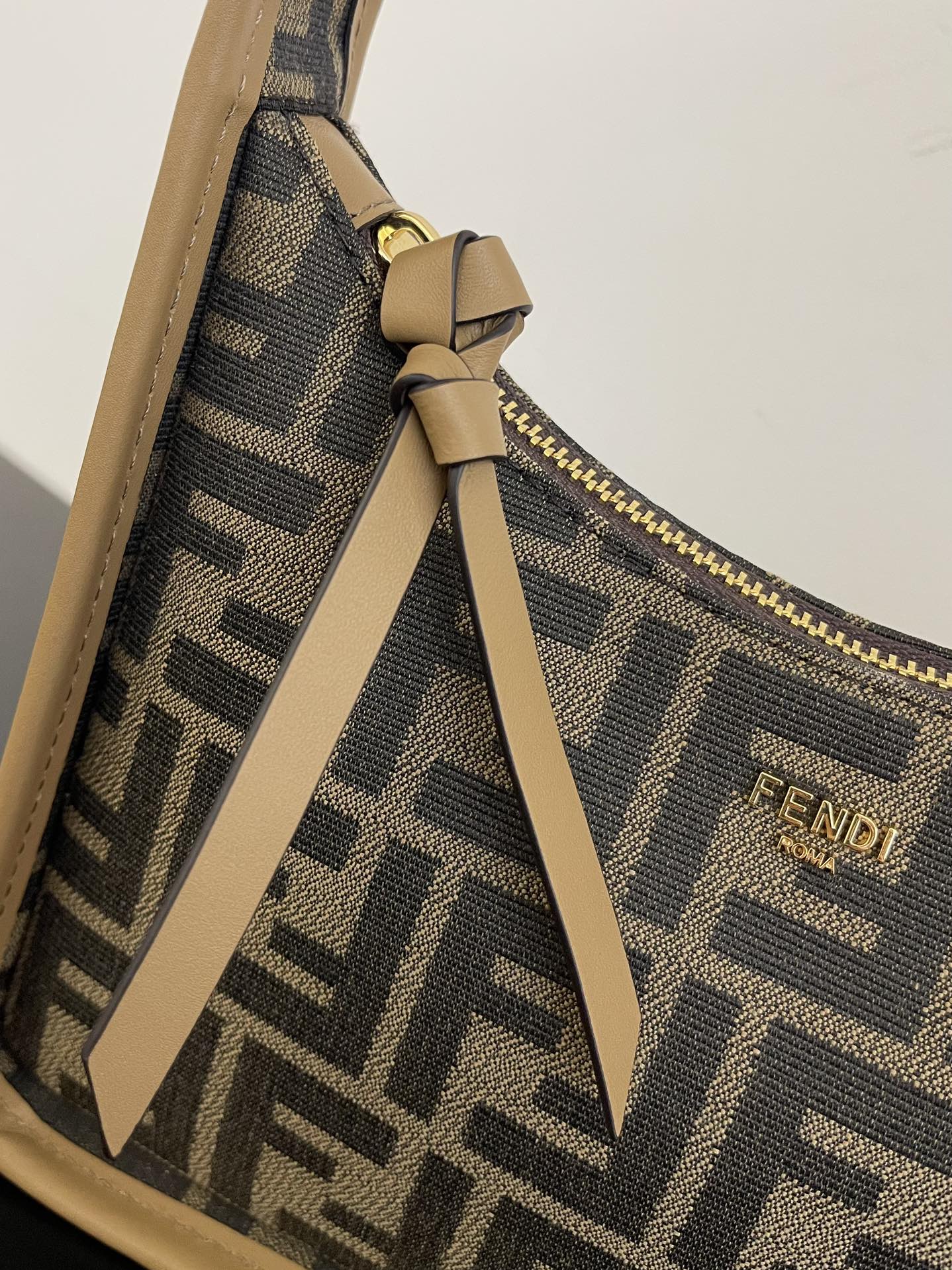 [TOP] FENDI Classic Mini Hobo Bag 25.5×7×28cm - GHW