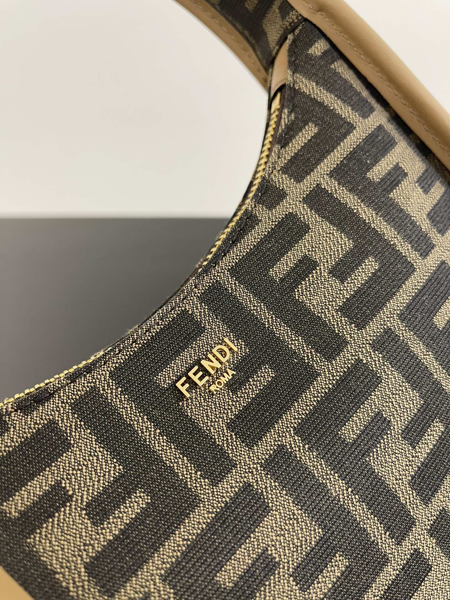 [TOP] FENDI Classic Mini Hobo Bag 25.5×7×28cm - GHW