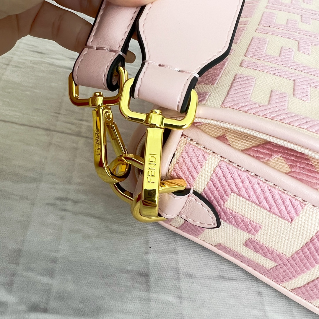 [TOP] FENDI 3D Embroidery Medium Baguette Bags 26×6×15cm - GHW