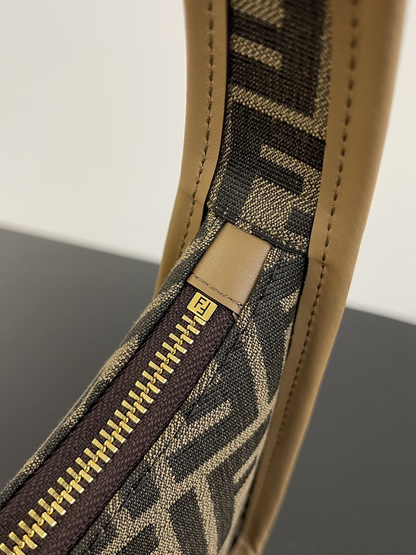 [TOP] FENDI Classic Mini Hobo Bag 25.5×7×28cm - GHW