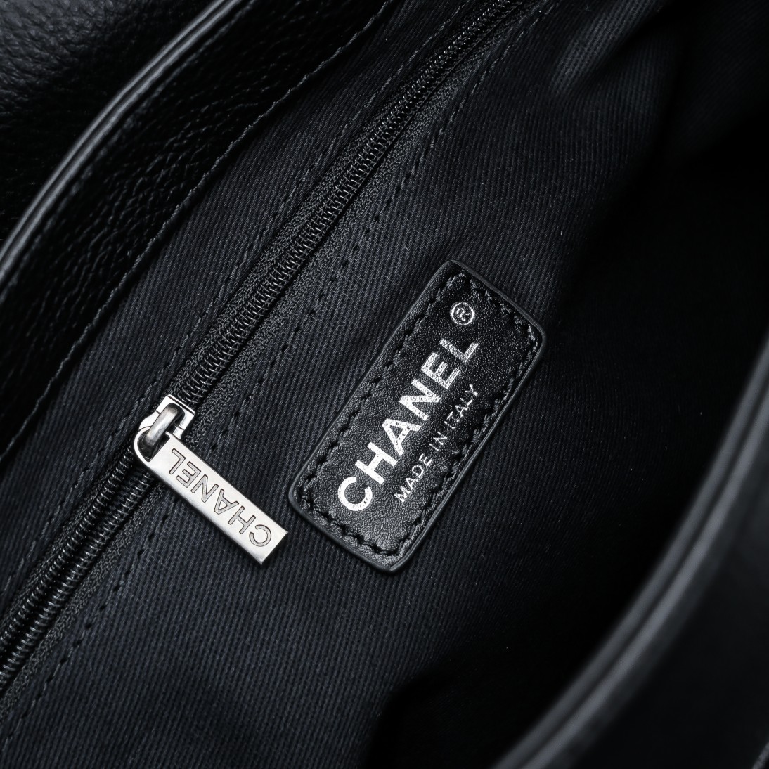 [TOP] CHANEL Calfskin Chain Pack 32*7.5*19cm - 3 Colors