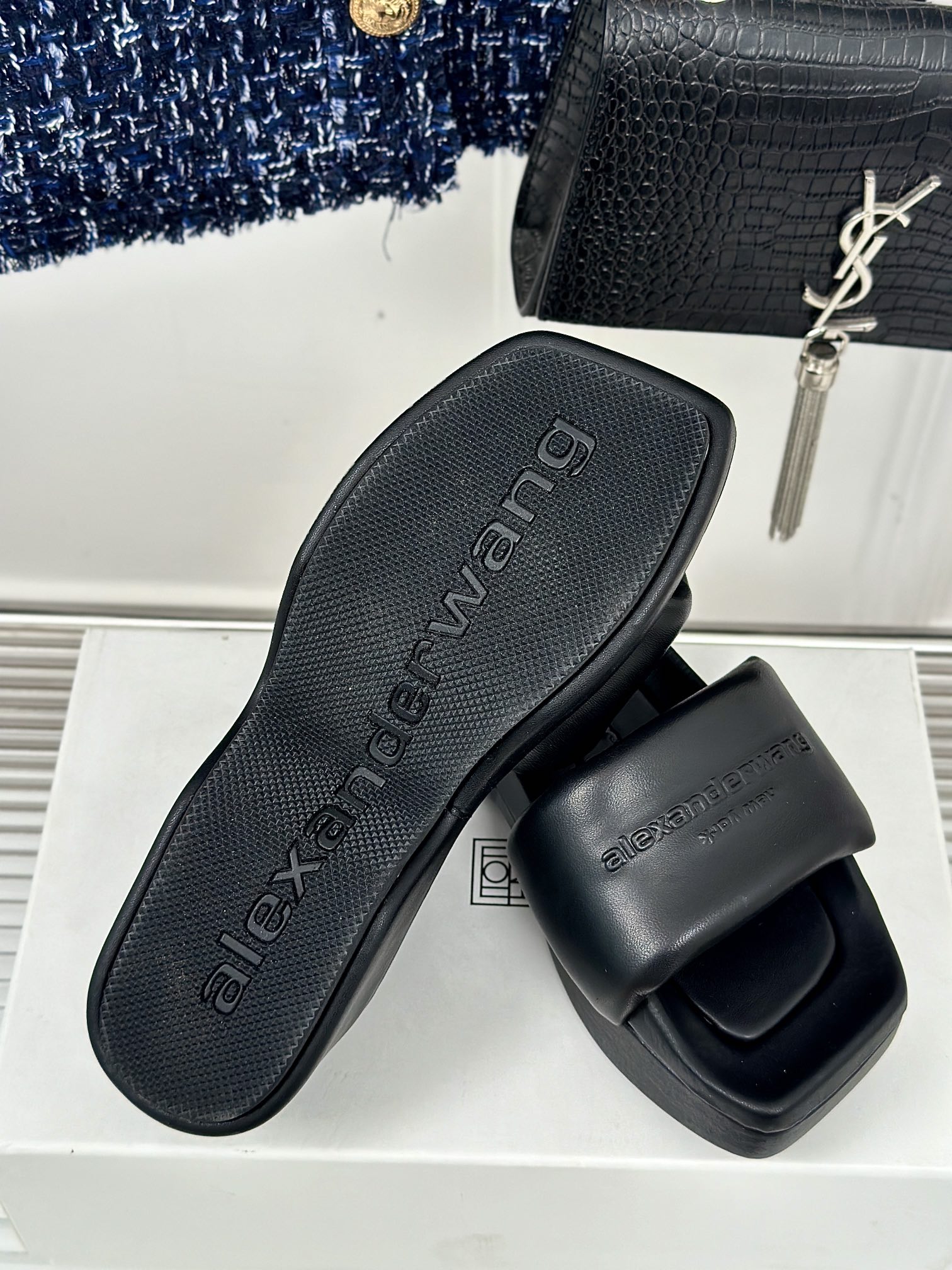 [TOP] Alexander McQueen One Word Thick Slippers - Black/White