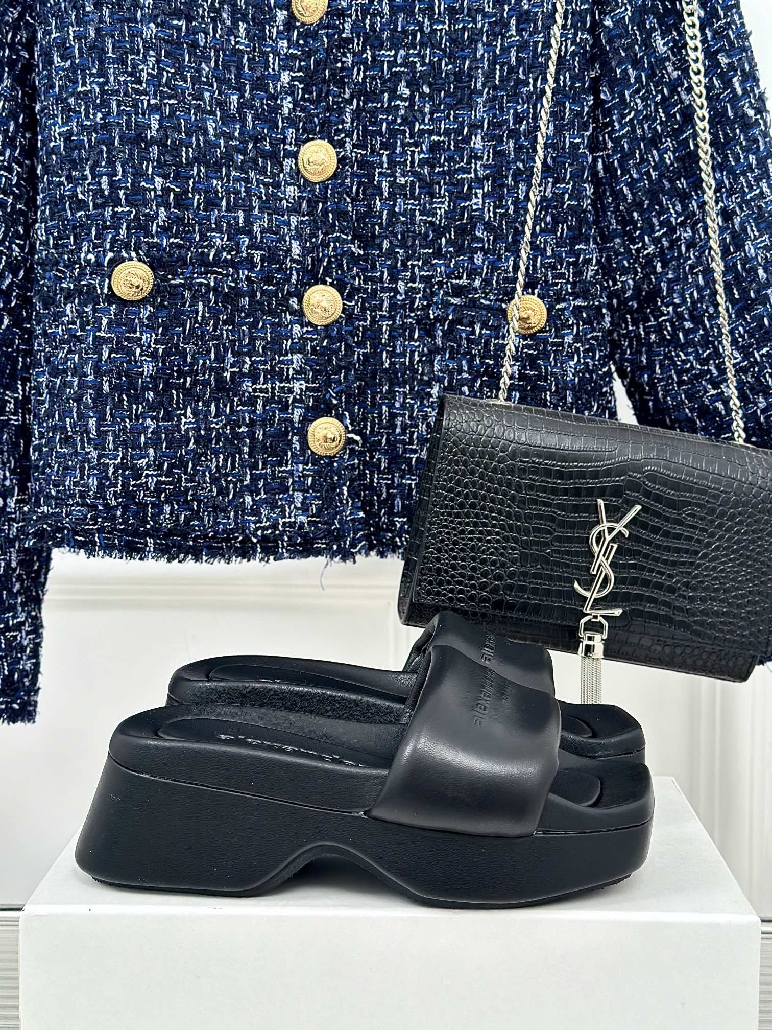 [TOP] Alexander McQueen One Word Thick Slippers - Black/White