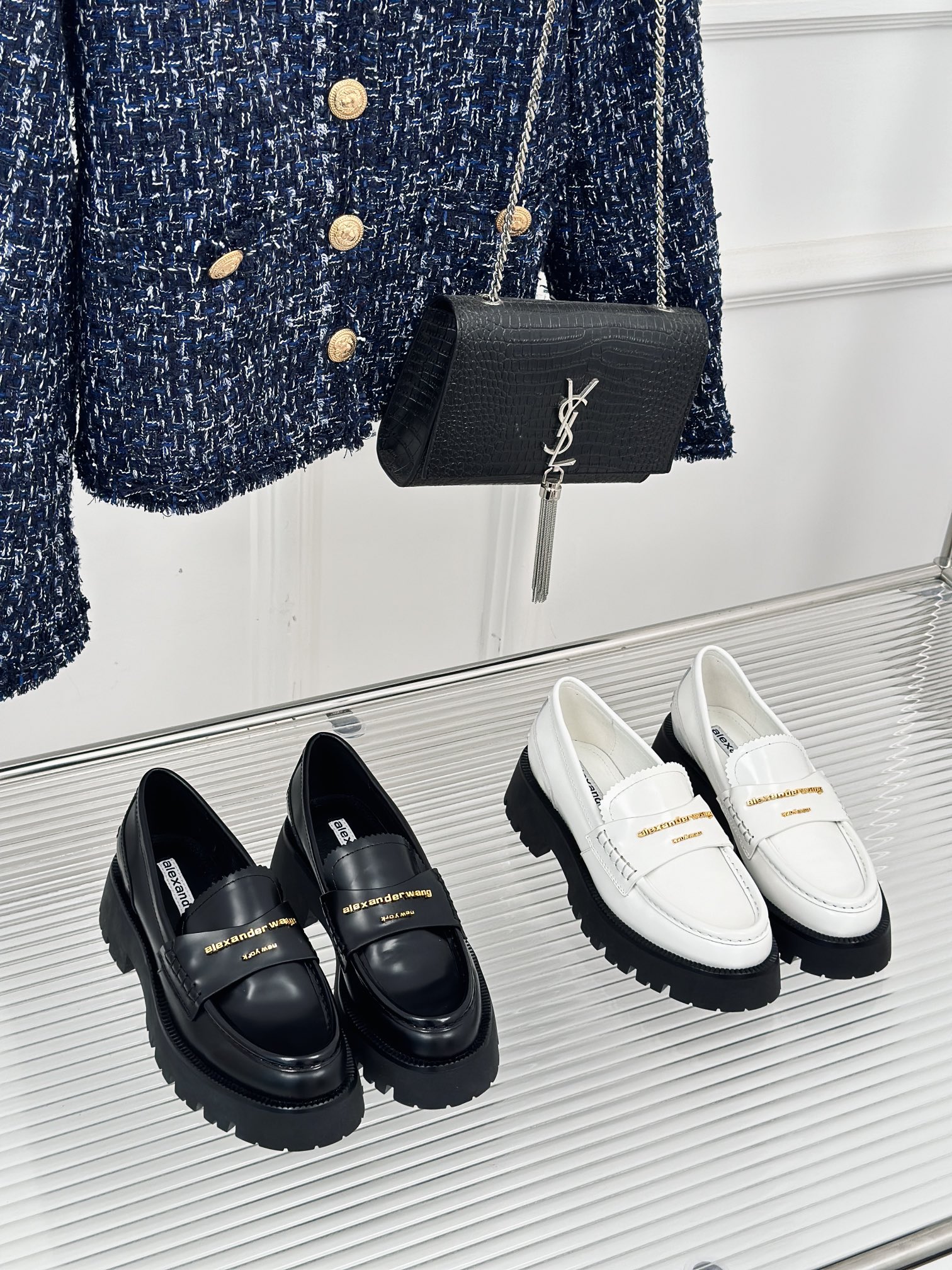 [TOP] Alexander McQueen Spring/Summer New Product Letter Thick Sole Lefu Shoes - Black/White