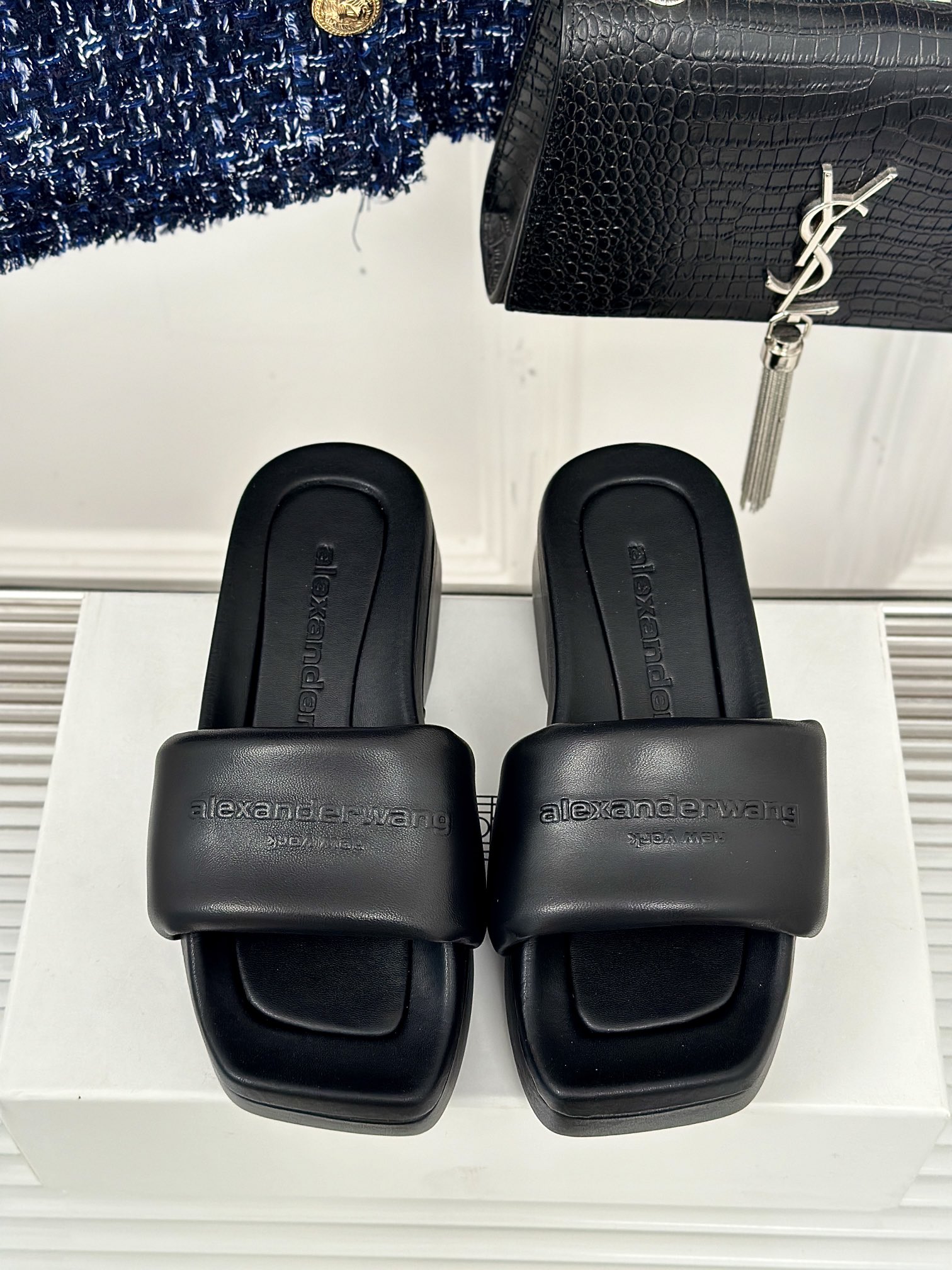 [TOP] Alexander McQueen One Word Thick Slippers - Black/White