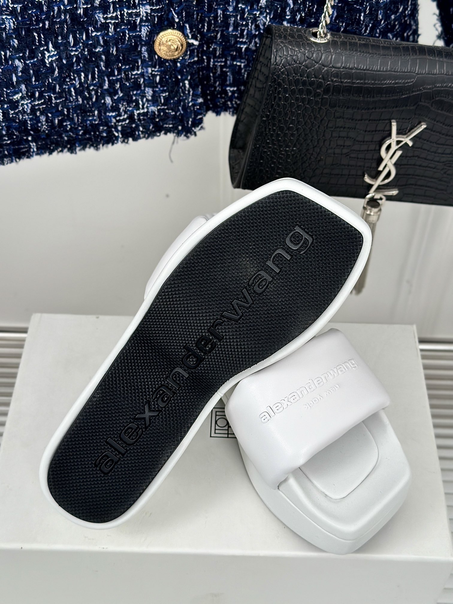 [TOP] Alexander McQueen One Word Thick Slippers - Black/White