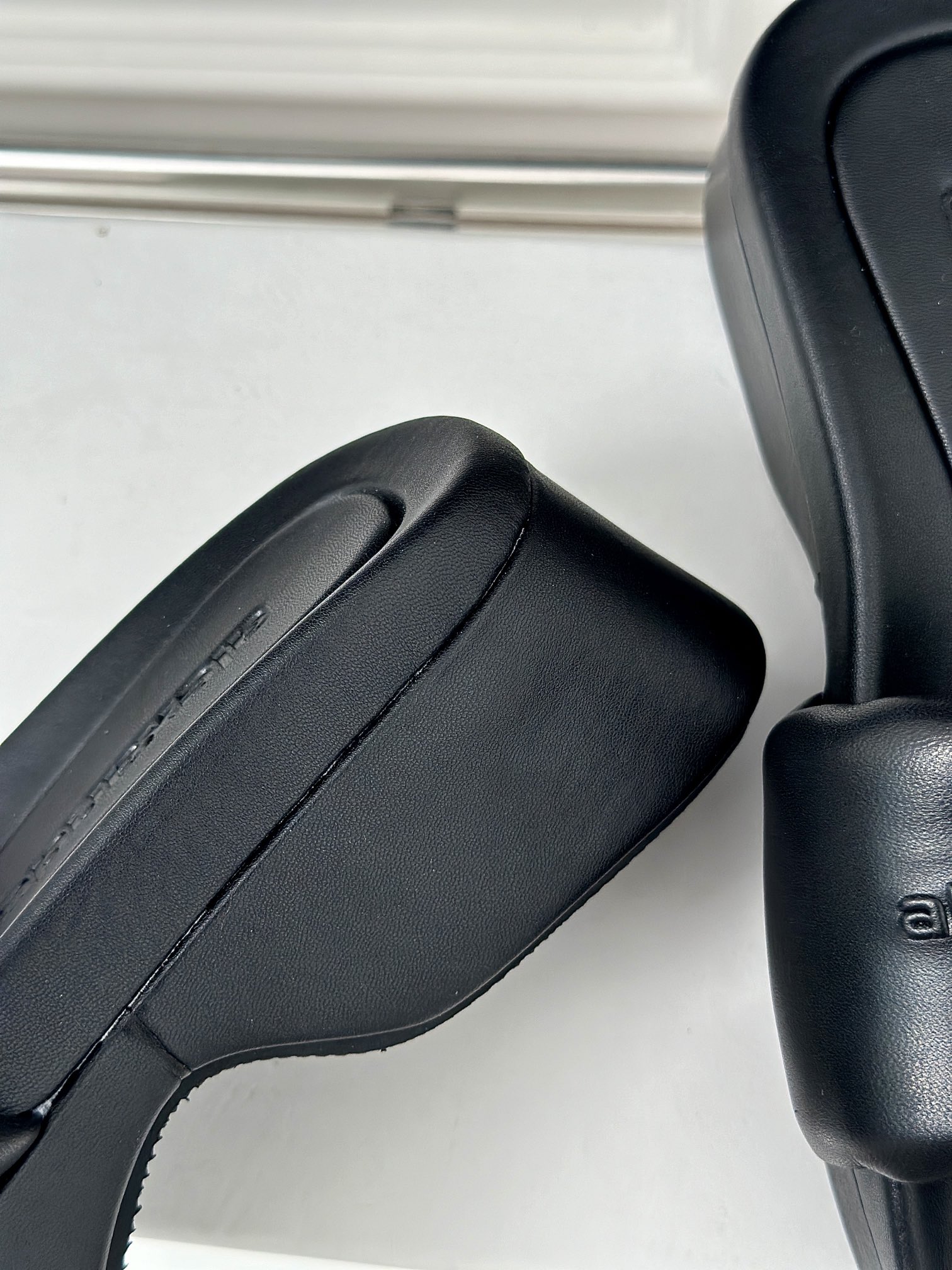 [TOP] Alexander McQueen One Word Thick Slippers - Black/White