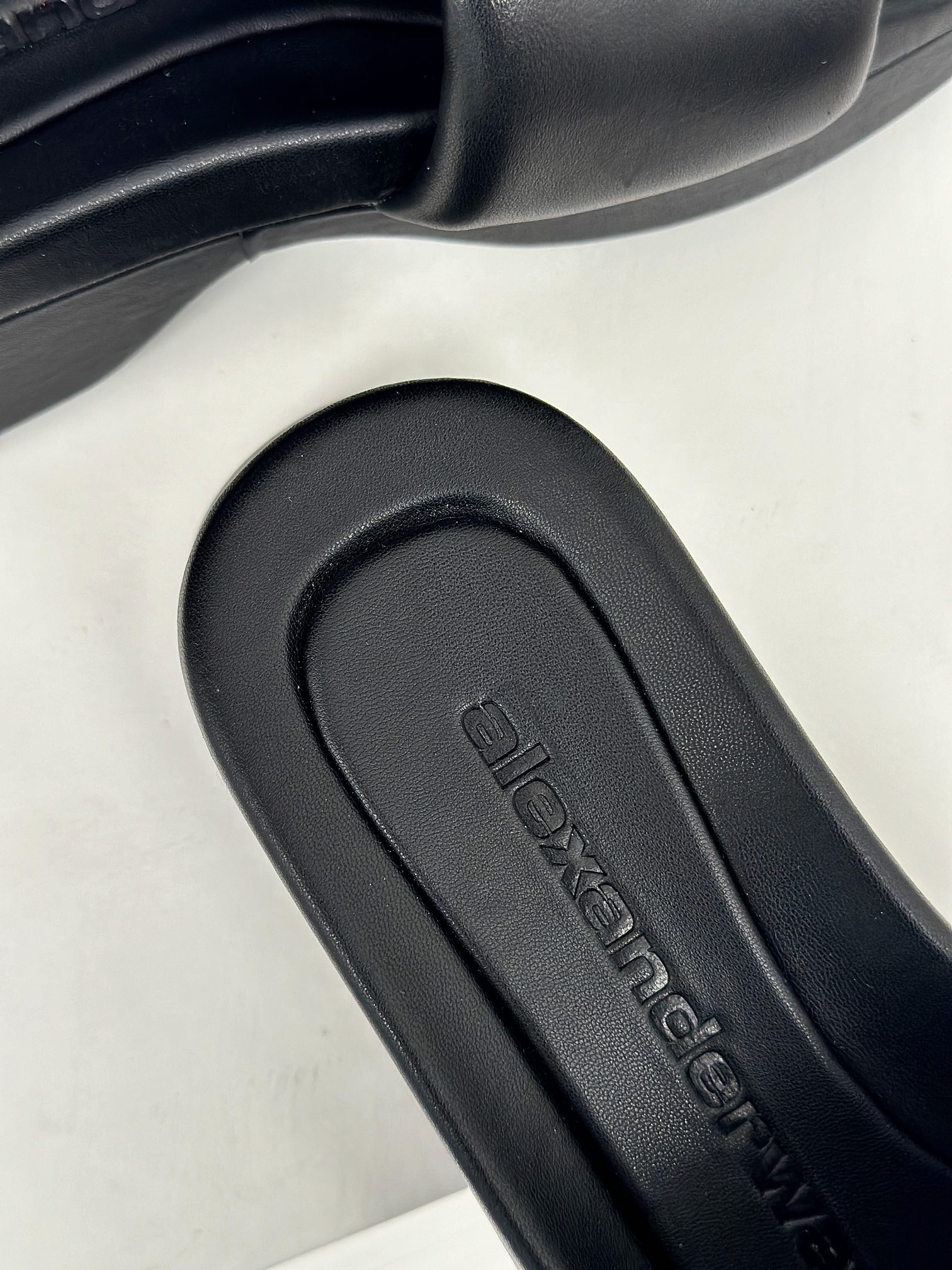 [TOP] Alexander McQueen One Word Thick Slippers - Black/White