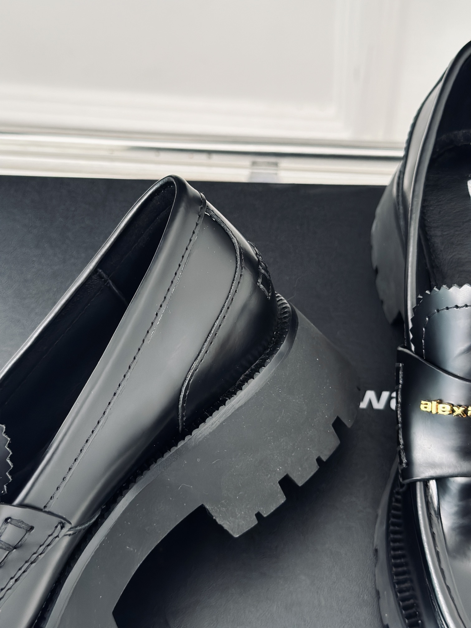 [TOP] Alexander McQueen Spring/Summer New Product Letter Thick Sole Lefu Shoes - Black/White