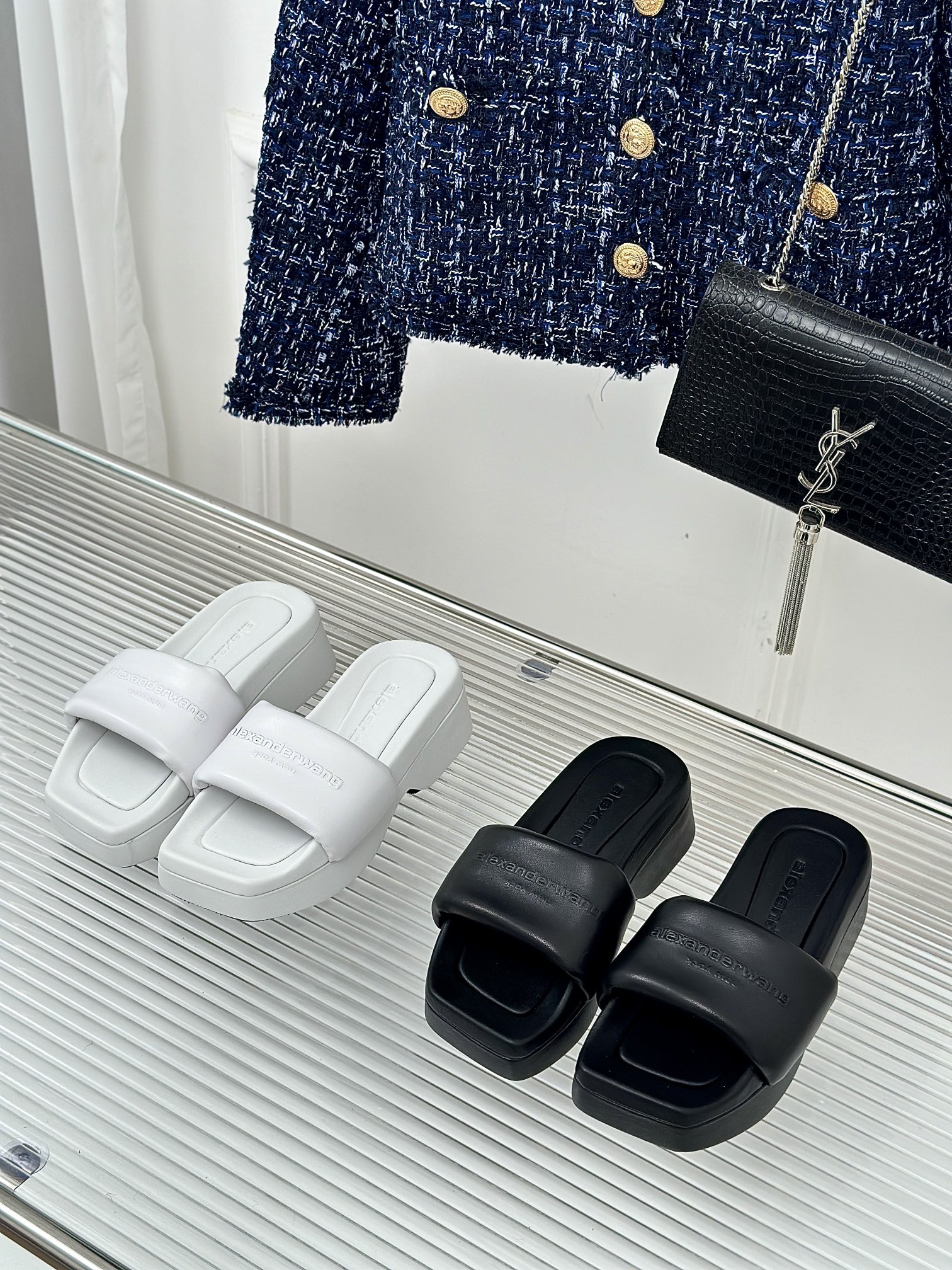 [TOP] Alexander McQueen One Word Thick Slippers - Black/White