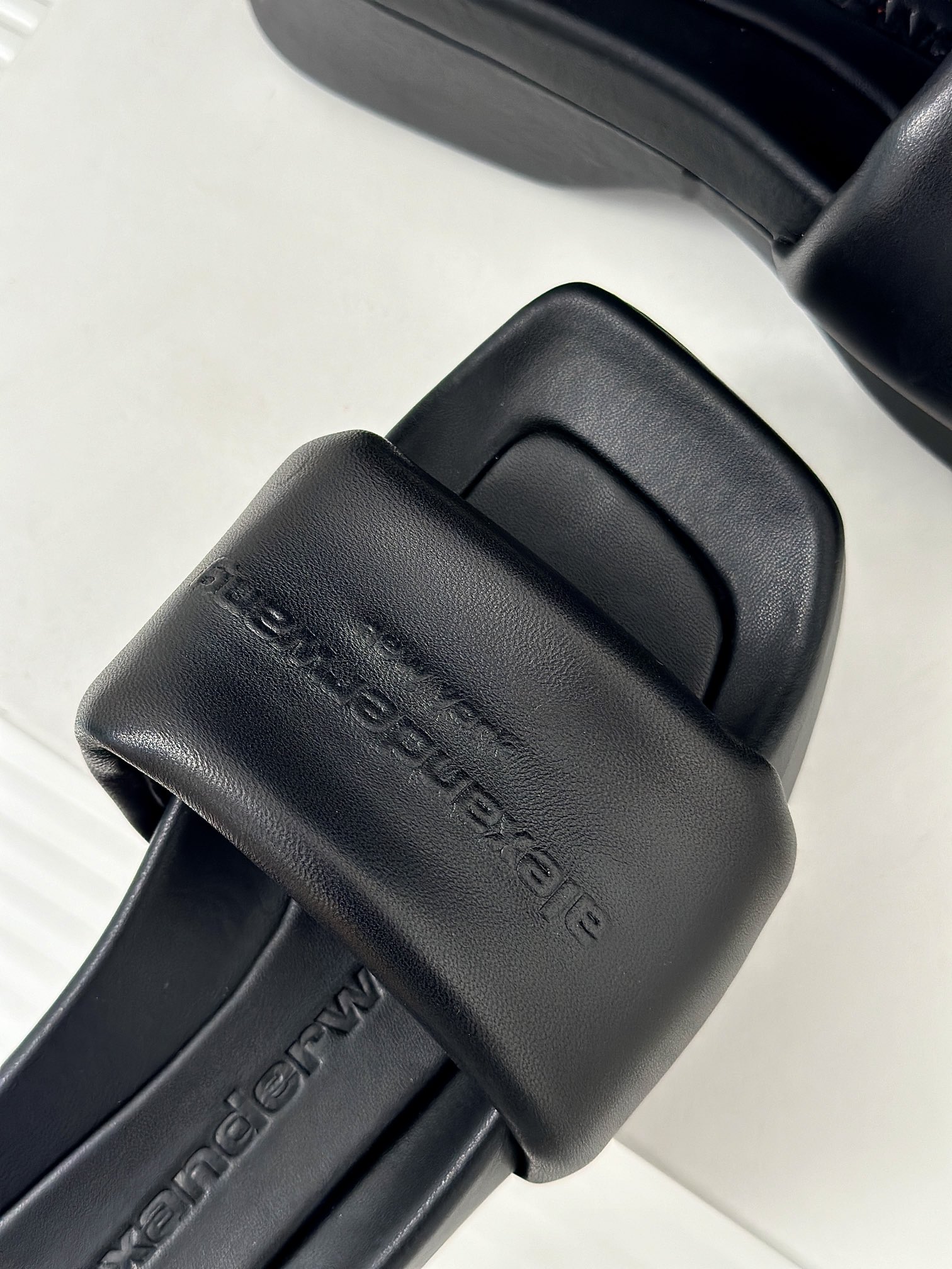 [TOP] Alexander McQueen One Word Thick Slippers - Black/White