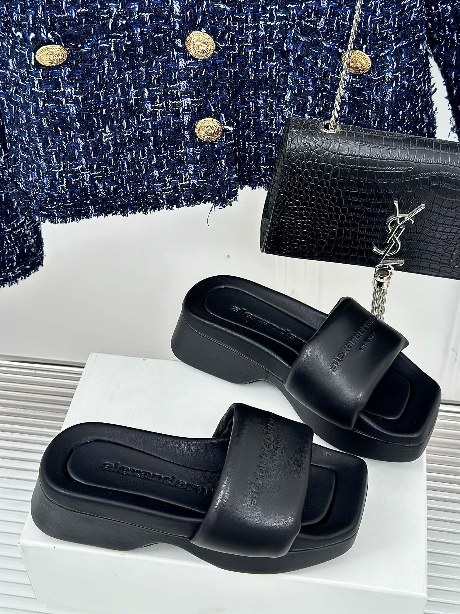 [TOP] Alexander McQueen One Word Thick Slippers - Black/White