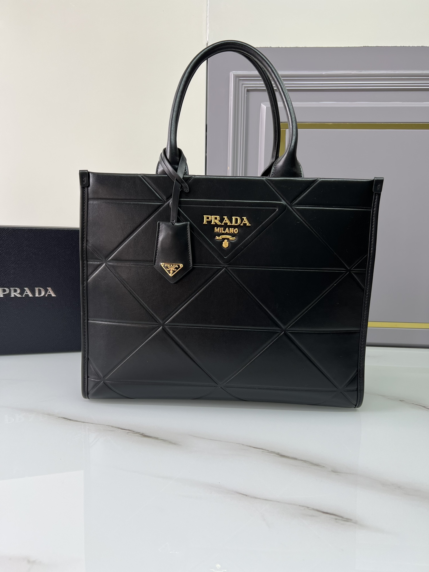 [TOP] PRADA Triangle Diamond Tote Bag Cowhide 30x23x9cm/35x27x10cm/39x30x12cm - Black