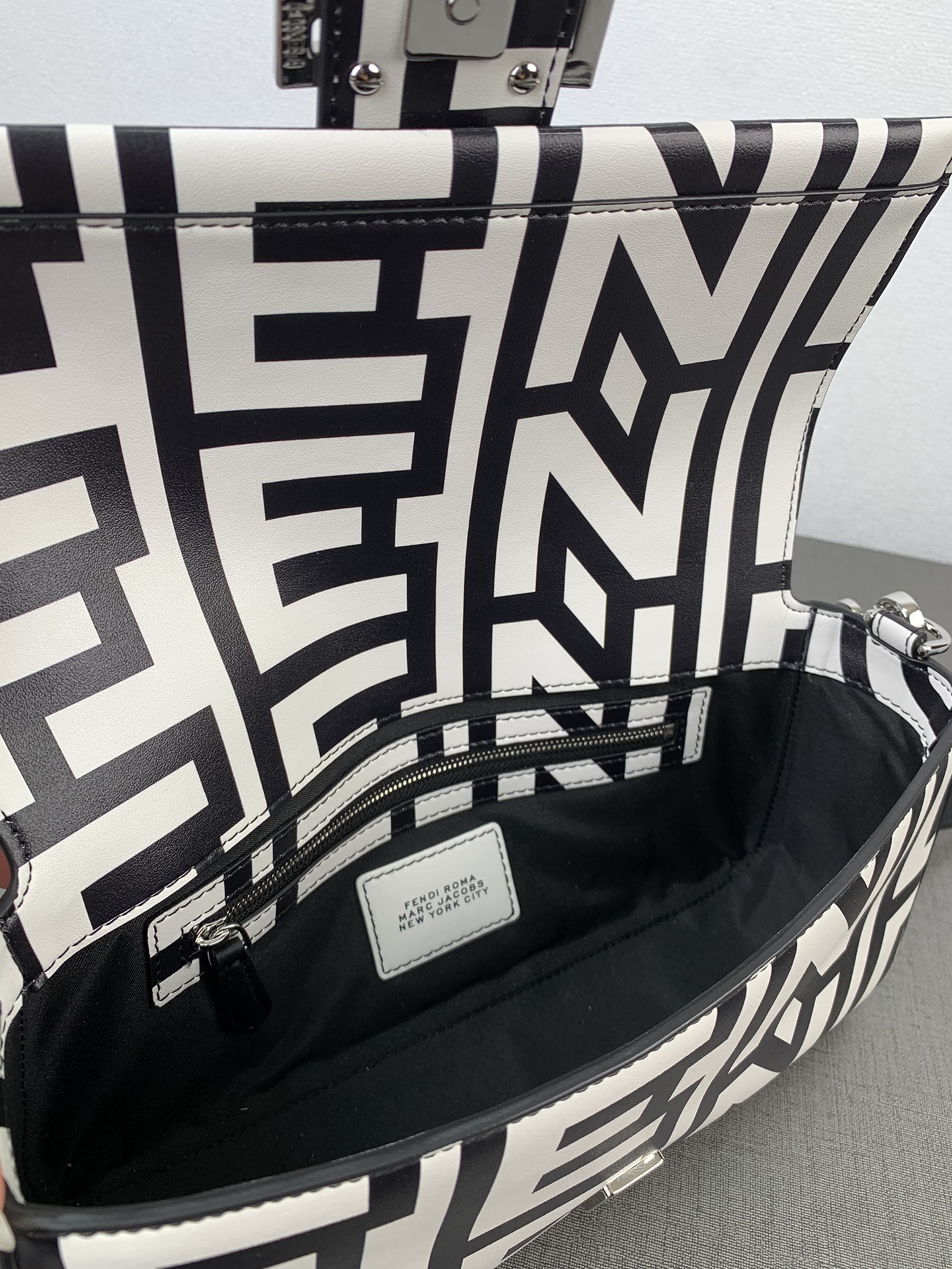 [TOP] FENDI Calfskin Print Baguette Bags 21x11.5x5cm - Black Paired With White - SHW