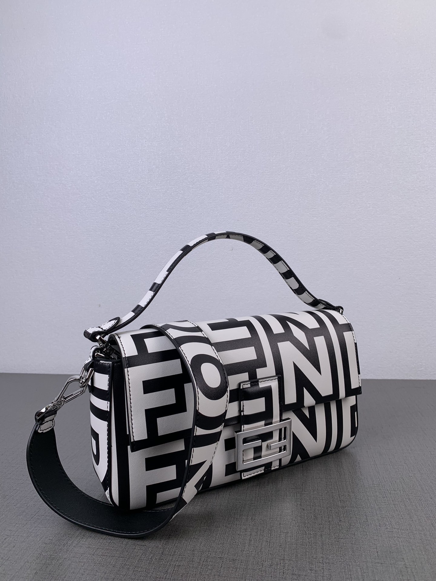 [TOP] FENDI Calfskin Print Baguette Bags 21x11.5x5cm - Black Paired With White - SHW