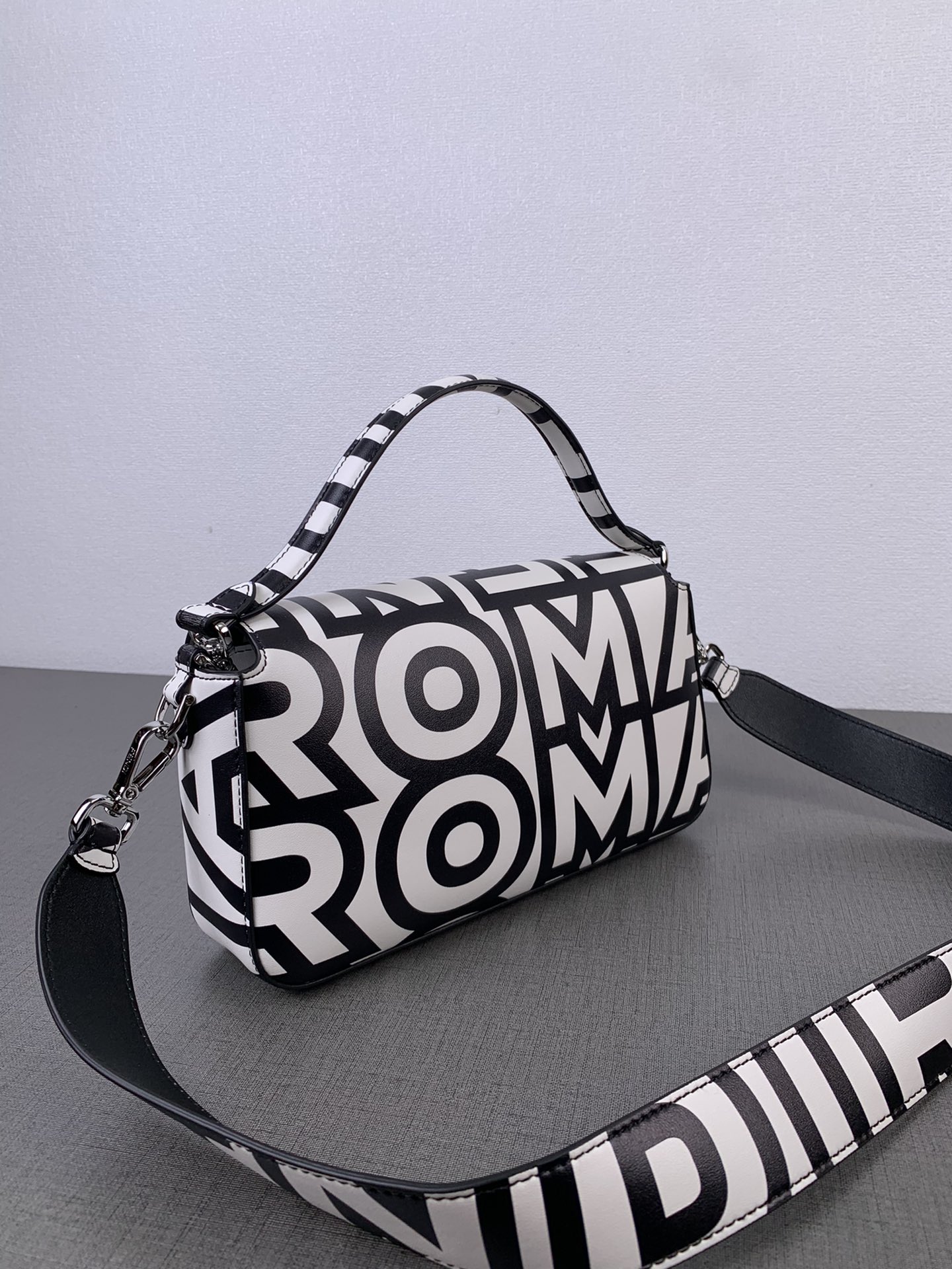 [TOP] FENDI Calfskin Print Baguette Bags 21x11.5x5cm - Black Paired With White - SHW