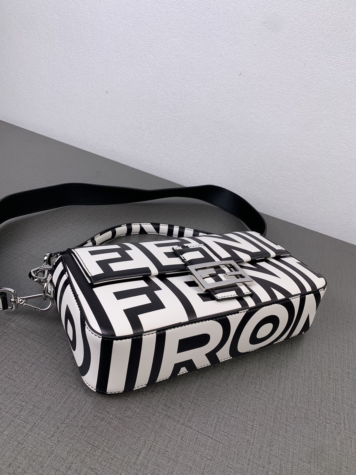 [TOP] FENDI Calfskin Print Baguette Bags 21x11.5x5cm - Black Paired With White - SHW