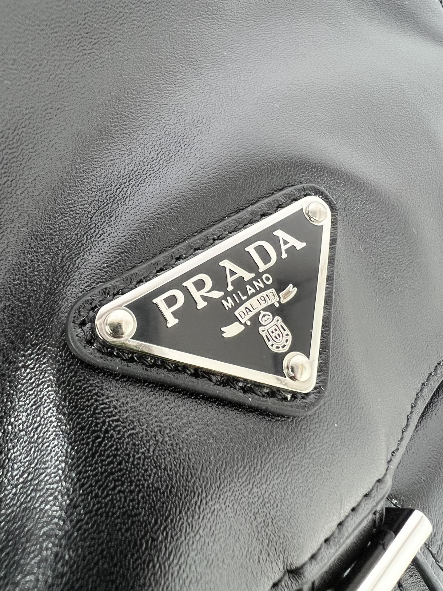 [TOP] PRADA Backpack Oil Wax Skin 30x32x15cm - Black