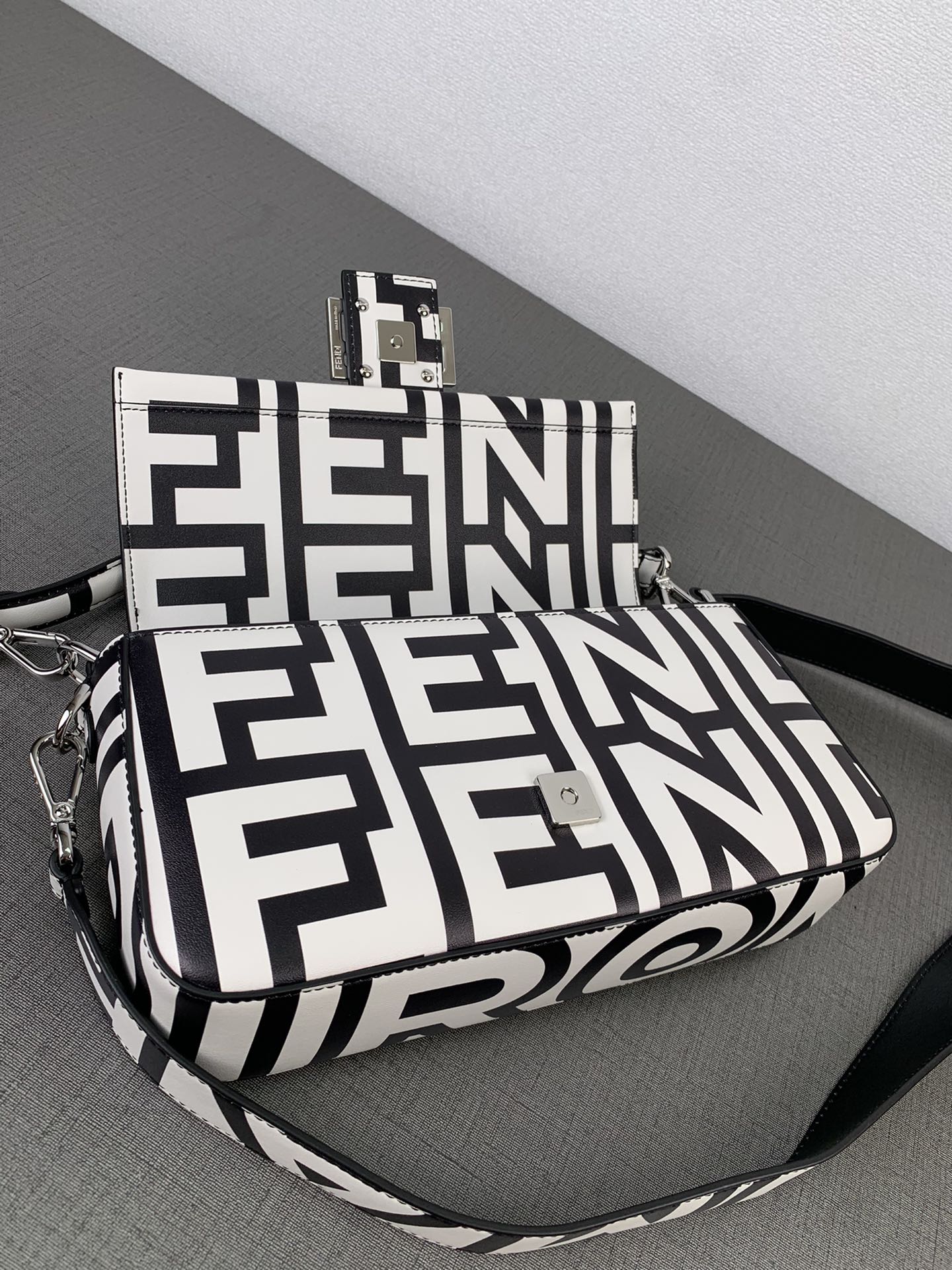 [TOP] FENDI Calfskin Print Baguette Bags 21x11.5x5cm - Black Paired With White - SHW