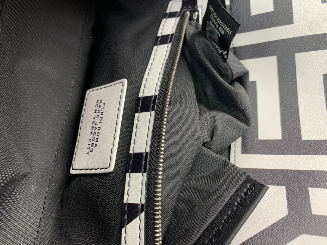 [TOP] FENDI Calfskin Print Baguette Bags 21x11.5x5cm - Black Paired With White - SHW