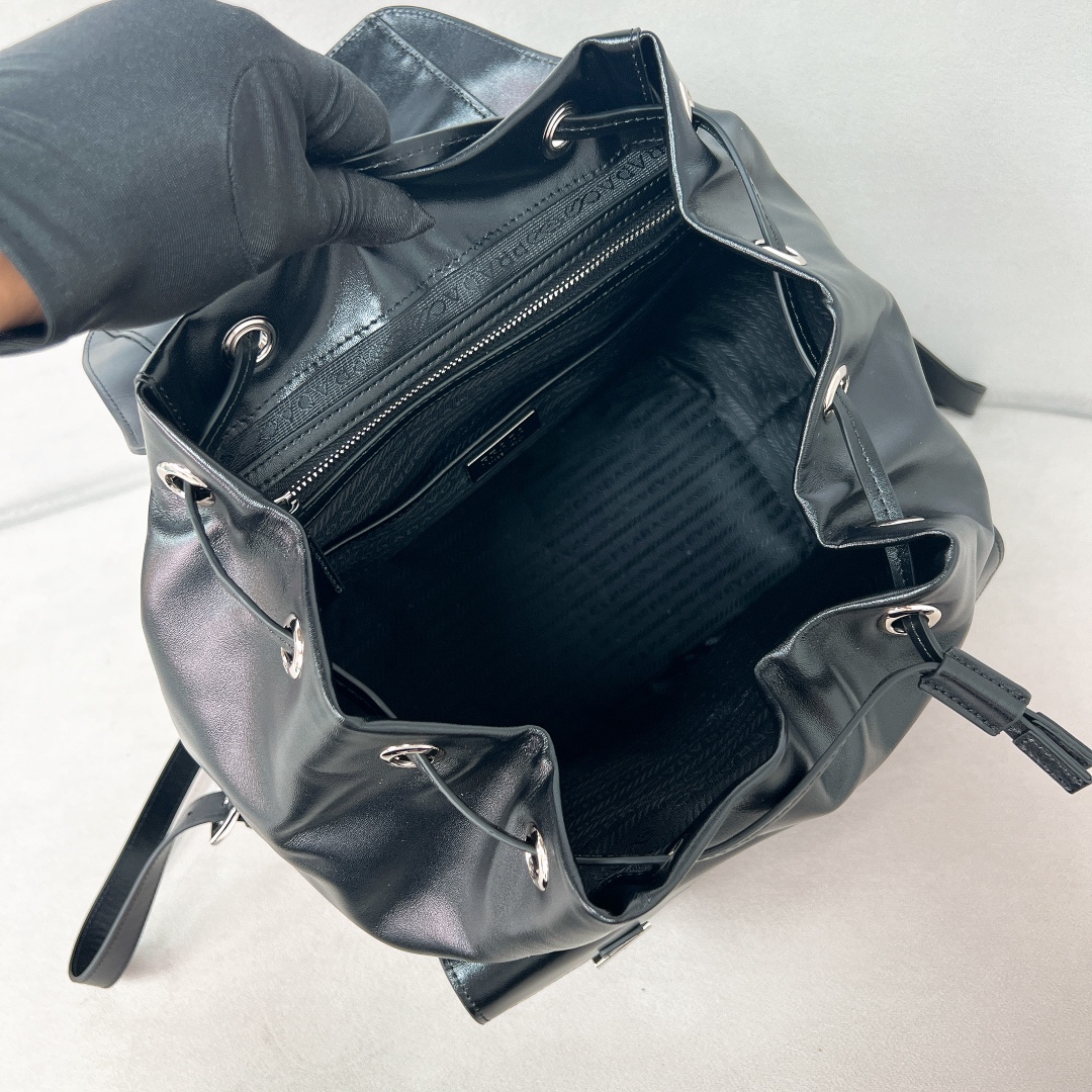 [TOP] PRADA Backpack Oil Wax Skin 30x32x15cm - Black