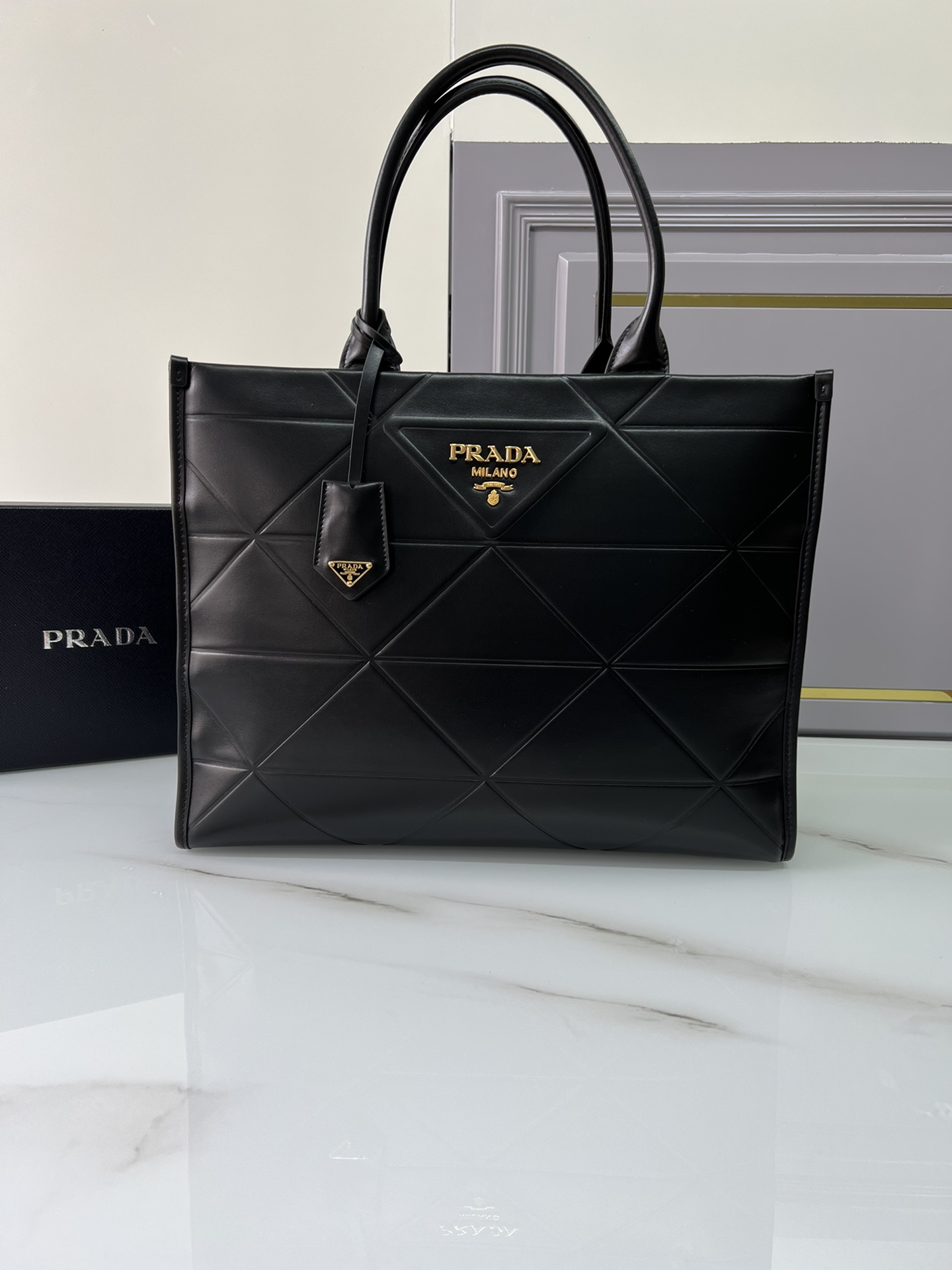 [TOP] PRADA Triangle Diamond Tote Bag Cowhide 30x23x9cm/35x27x10cm/39x30x12cm - Black