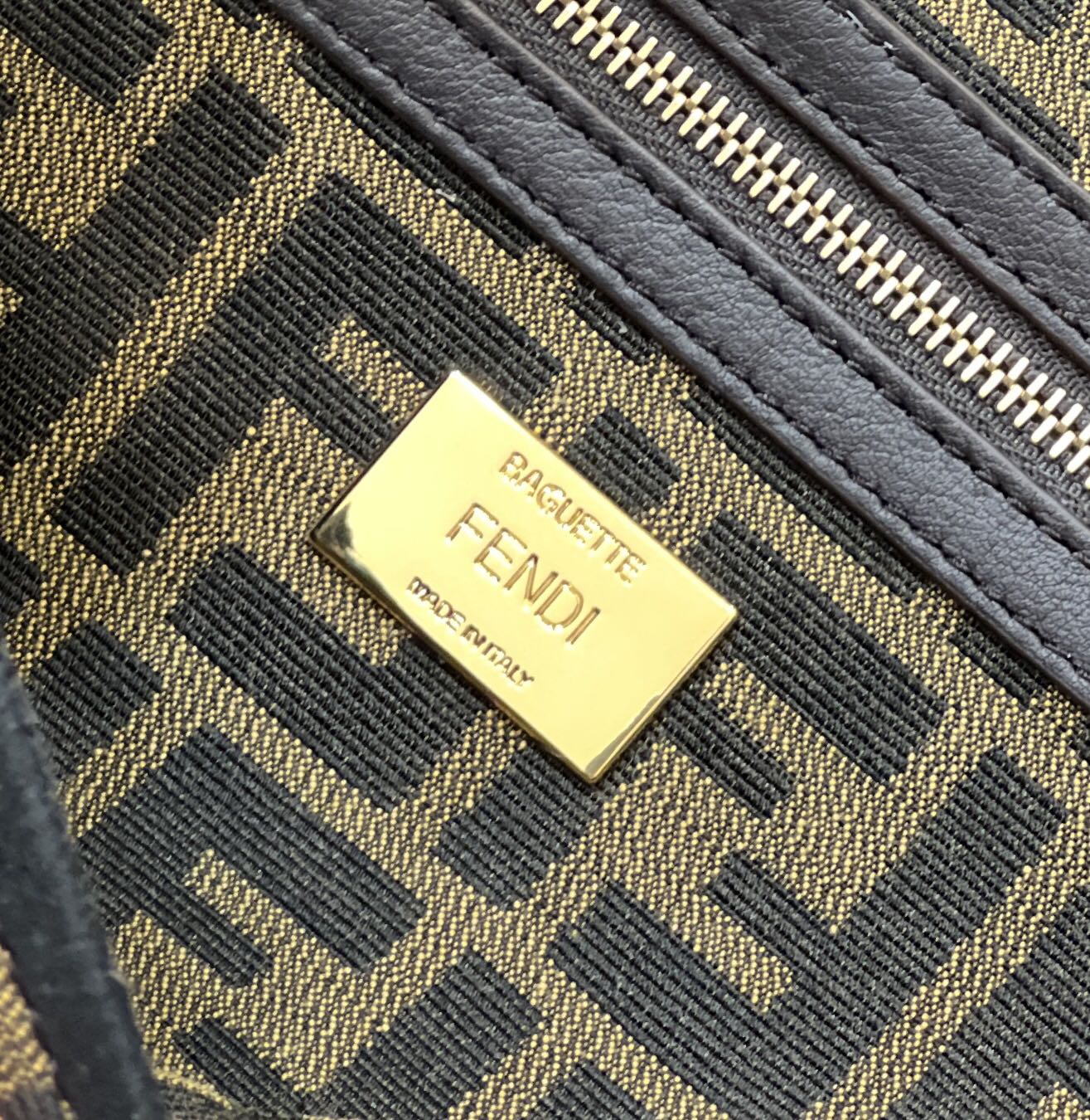 [TOP] FENDI Embroidered Baguette Bags 32×6×16cm