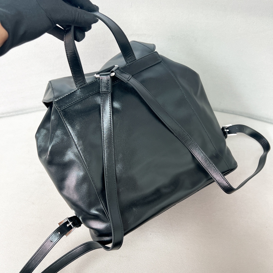 [TOP] PRADA Backpack Oil Wax Skin 30x32x15cm - Black