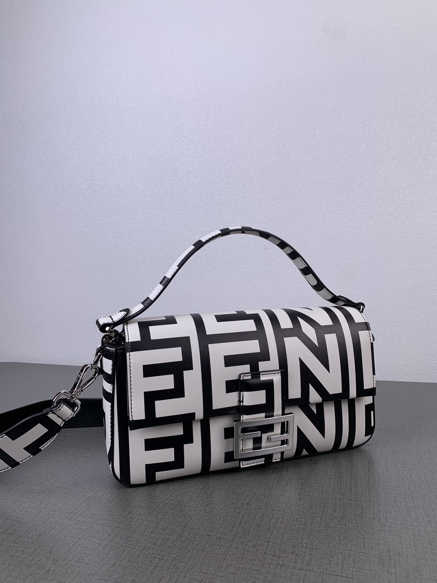 [TOP] FENDI Calfskin Print Baguette Bags 21x11.5x5cm - Black Paired With White - SHW