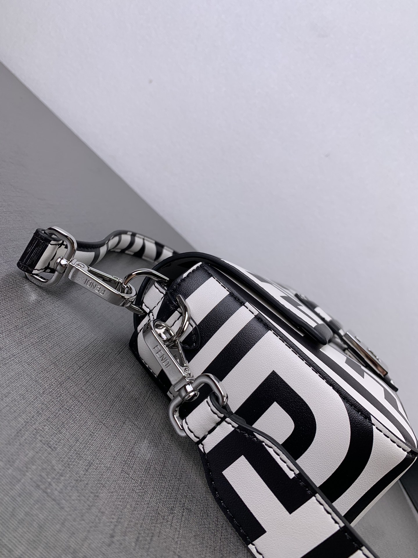 [TOP] FENDI Calfskin Print Baguette Bags 21x11.5x5cm - Black Paired With White - SHW