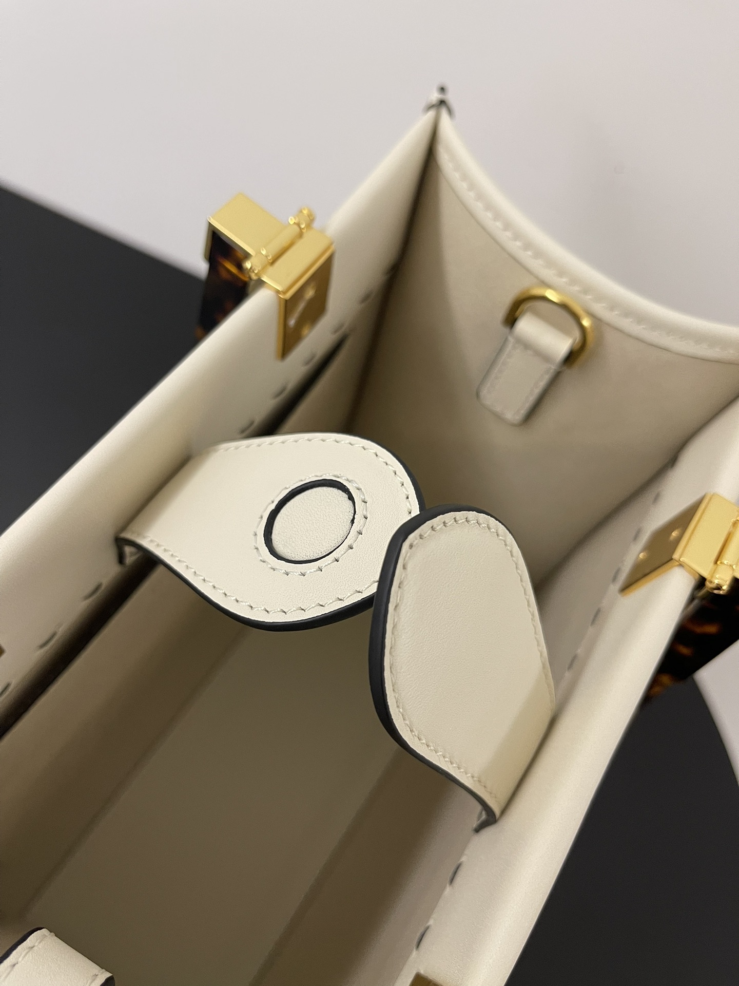 [TOP] FENDI Leather Sunshine Tote Small Shopping Bags 25.5x12x22.5cm - Beige