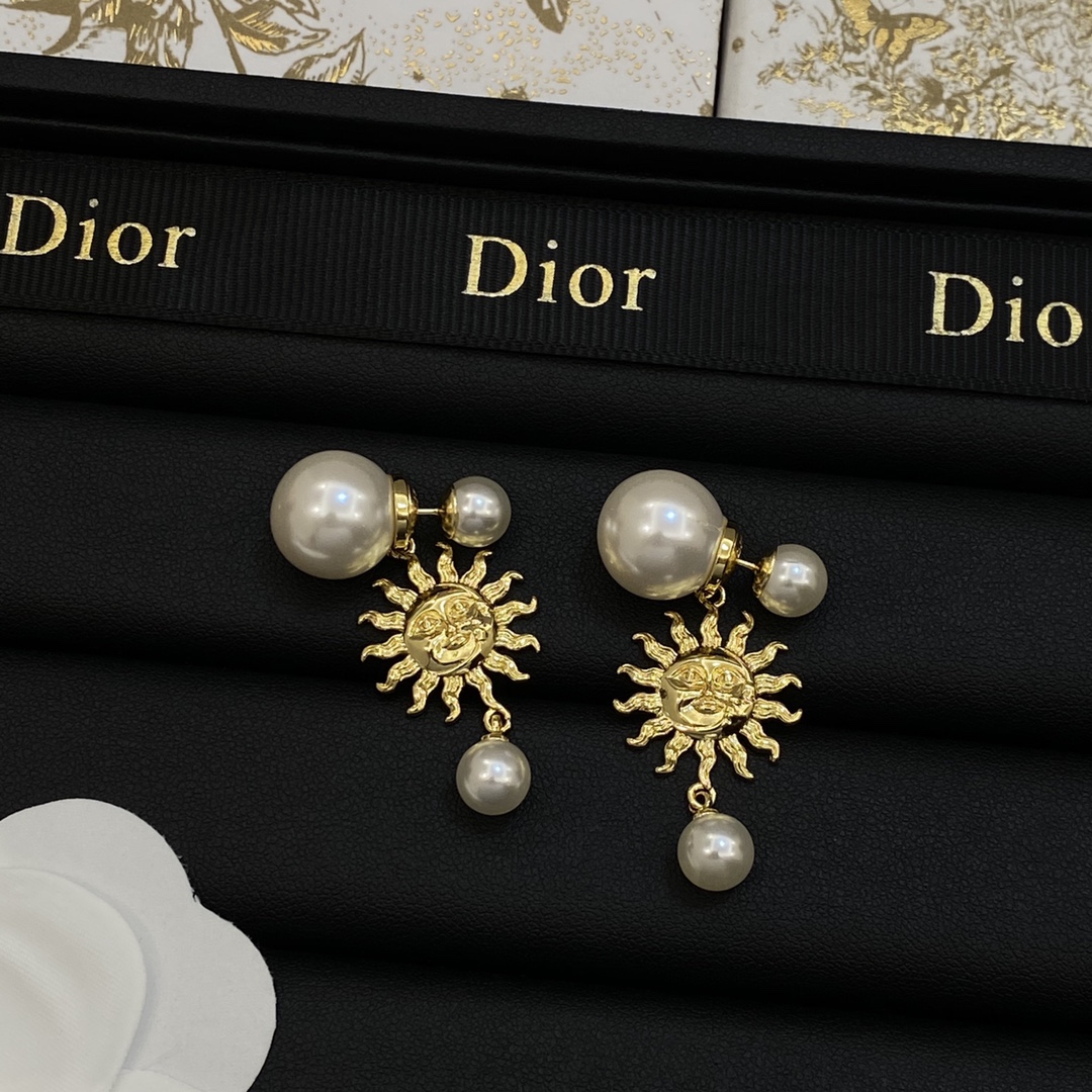 [TOP] Christian Dior Earrings with Pearl - Gold