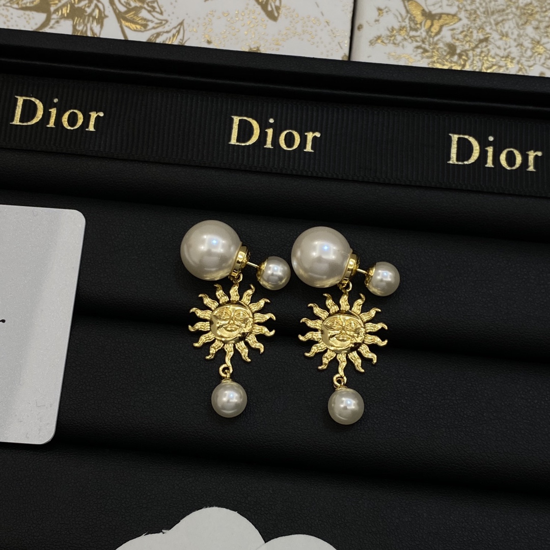[TOP] Christian Dior Earrings with Pearl - Gold