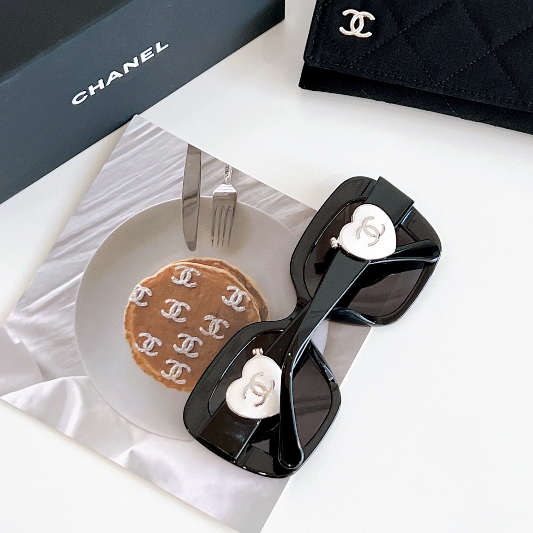 [TOP] CHANEL Sunglasses - Black