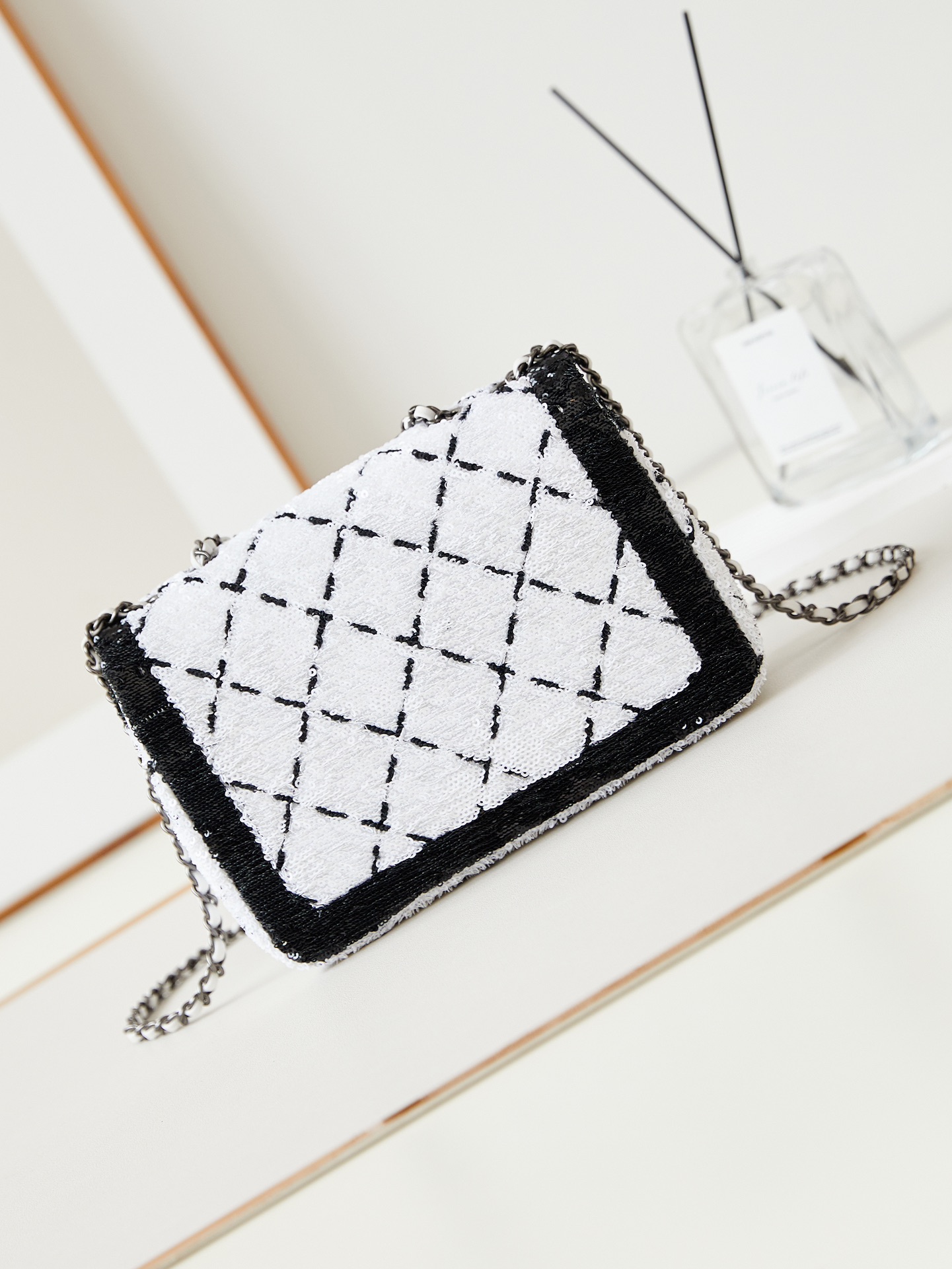 [TOP] CHANEL 24P Early Spring Flab Bags - White With Black