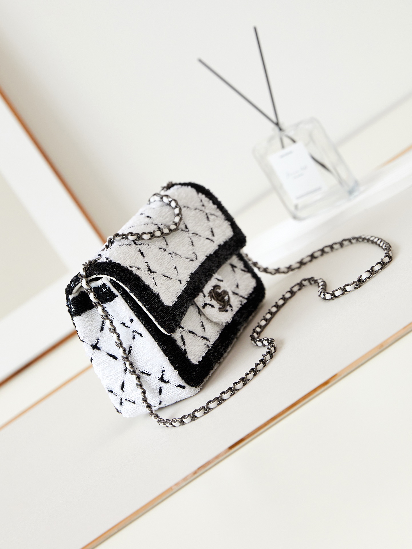 [TOP] CHANEL 24P Early Spring Flab Bags - White With Black