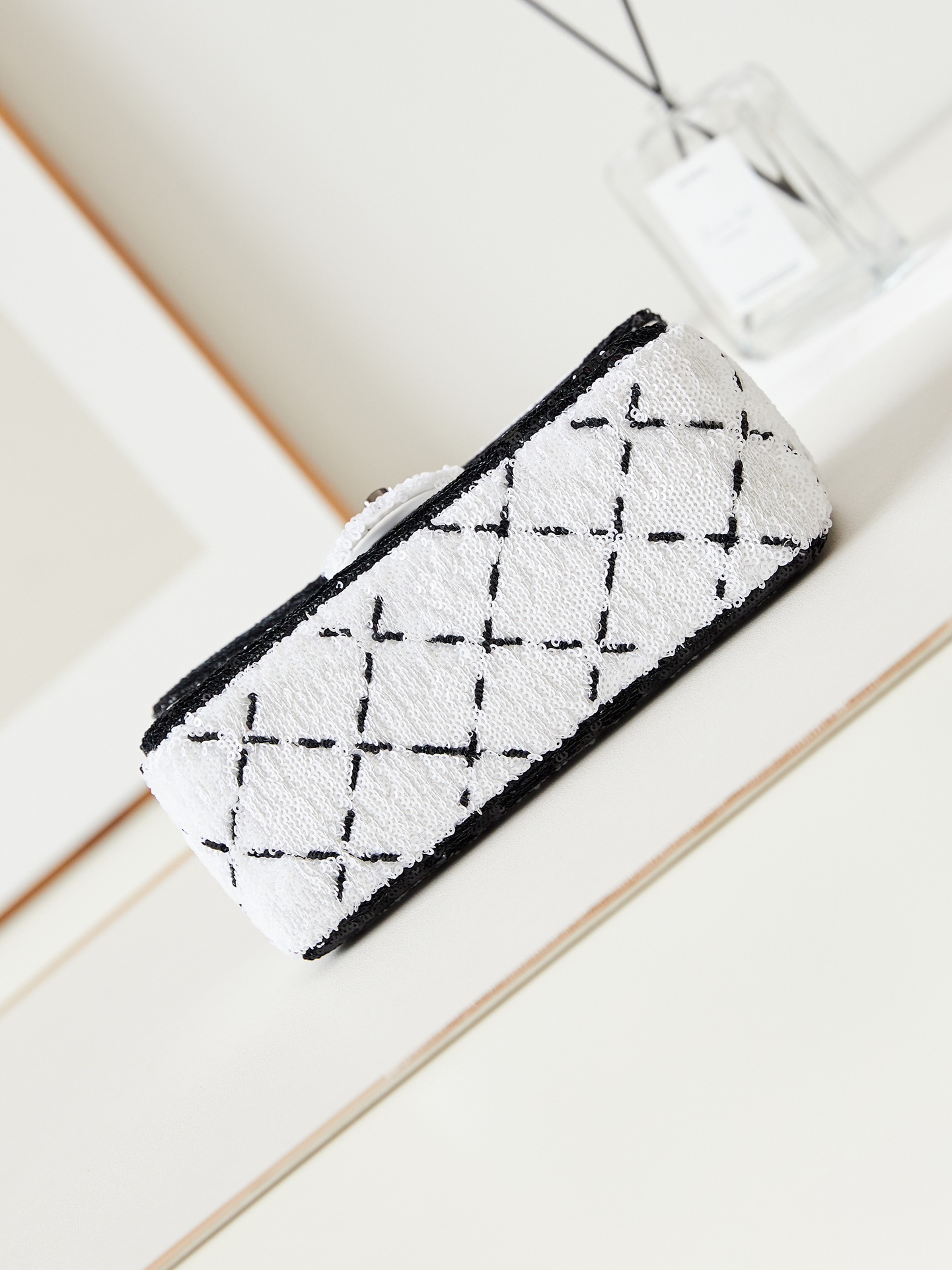 [TOP] CHANEL 24P Early Spring Flab Bags - White With Black