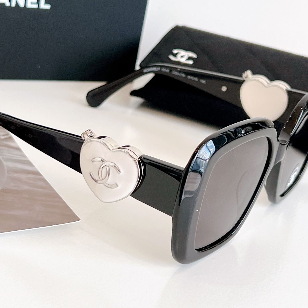 [TOP] CHANEL Sunglasses - Black