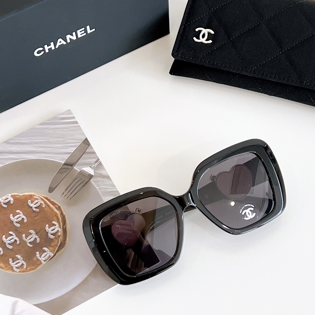 [TOP] CHANEL Sunglasses - Black