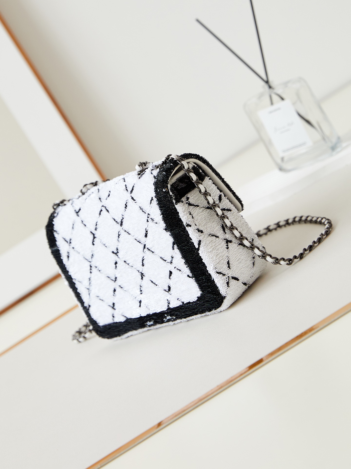 [TOP] CHANEL 24P Early Spring Flab Bags - White With Black