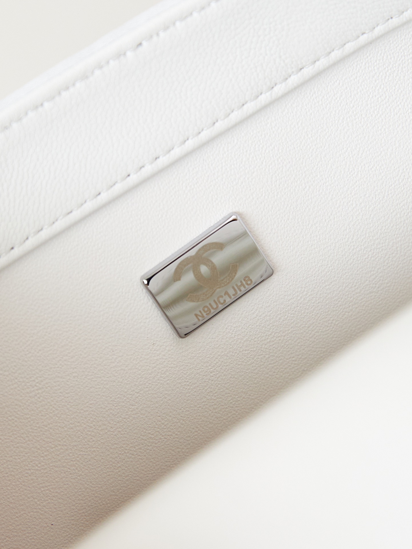 [TOP] CHANEL 24P Early Spring Flab Bags - White With Black