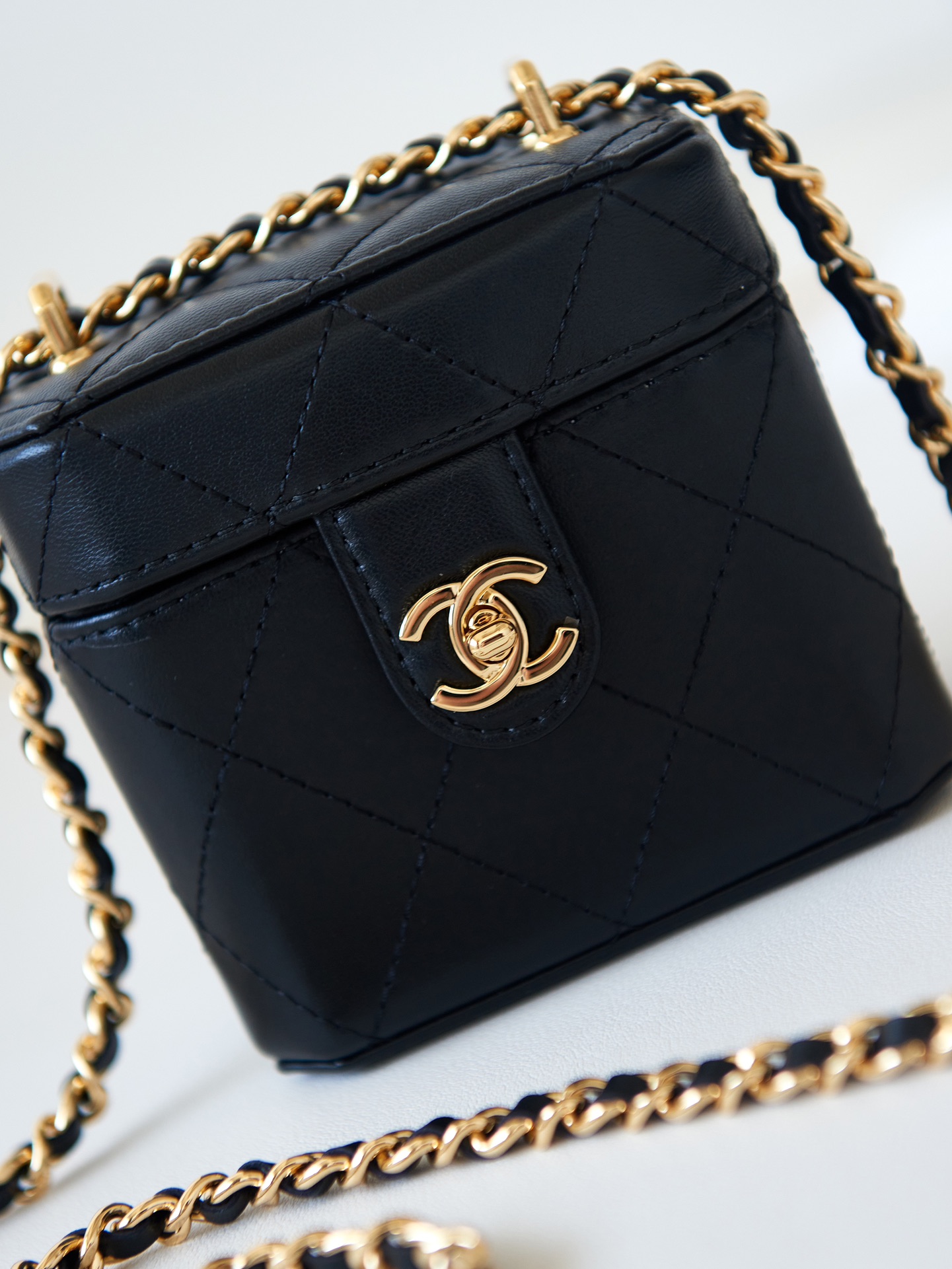 [TOP] CHANEL Small Makeup Box 9.5-10.5-7cm - Black