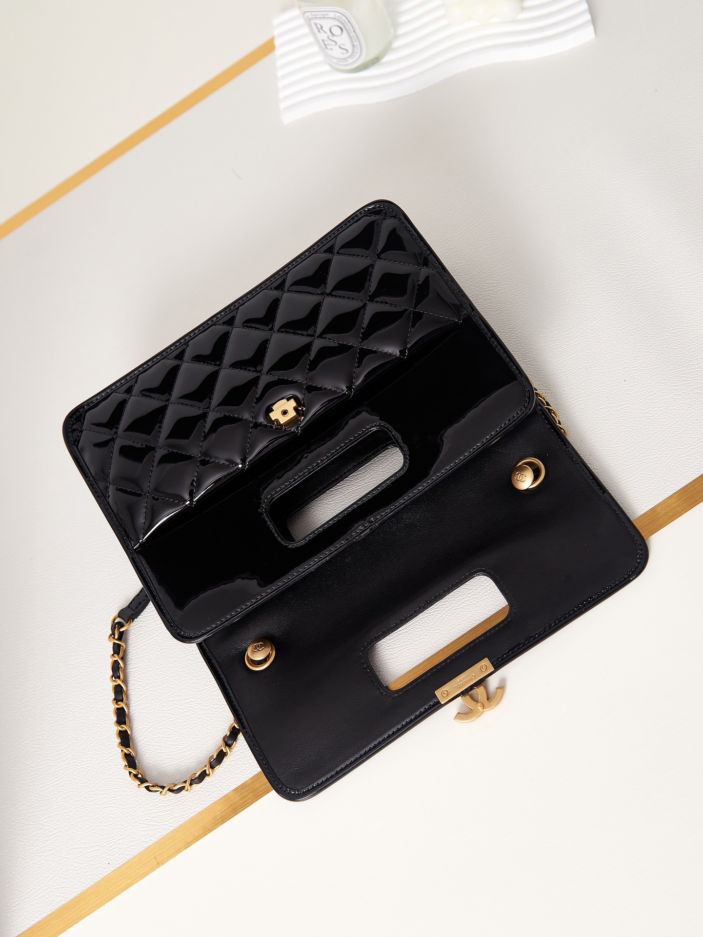 [TOP] CHANEL 23S Lacquer Leather Messenger Bag 18.5×26×8cm - Black