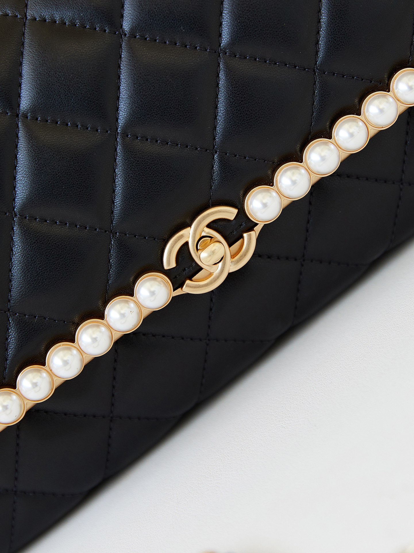 [TOP] CHANEL 23K Pearl Buckle Chain Bag - 17-25-5cm - Black