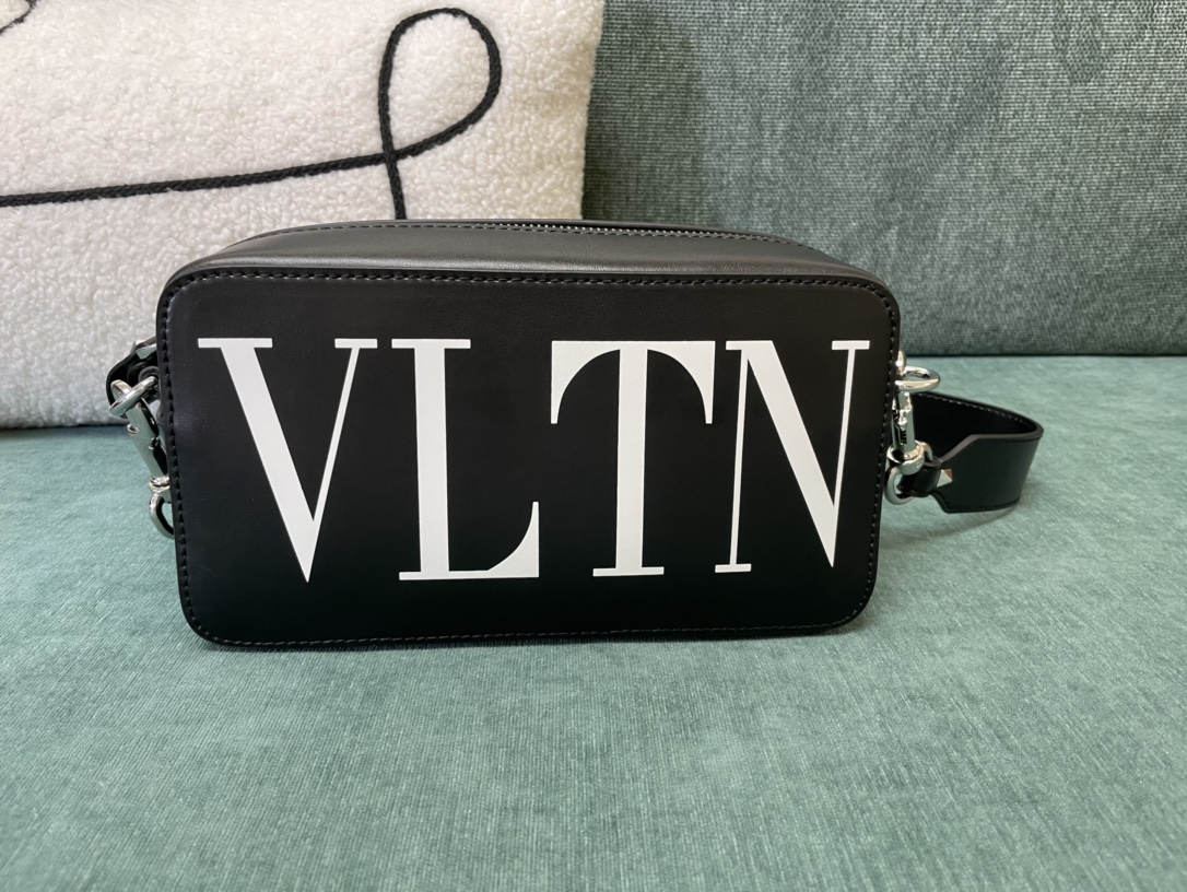[TOP] VALENTINO Bag with Large logo Graffiti 24x12.5x9cm - Black