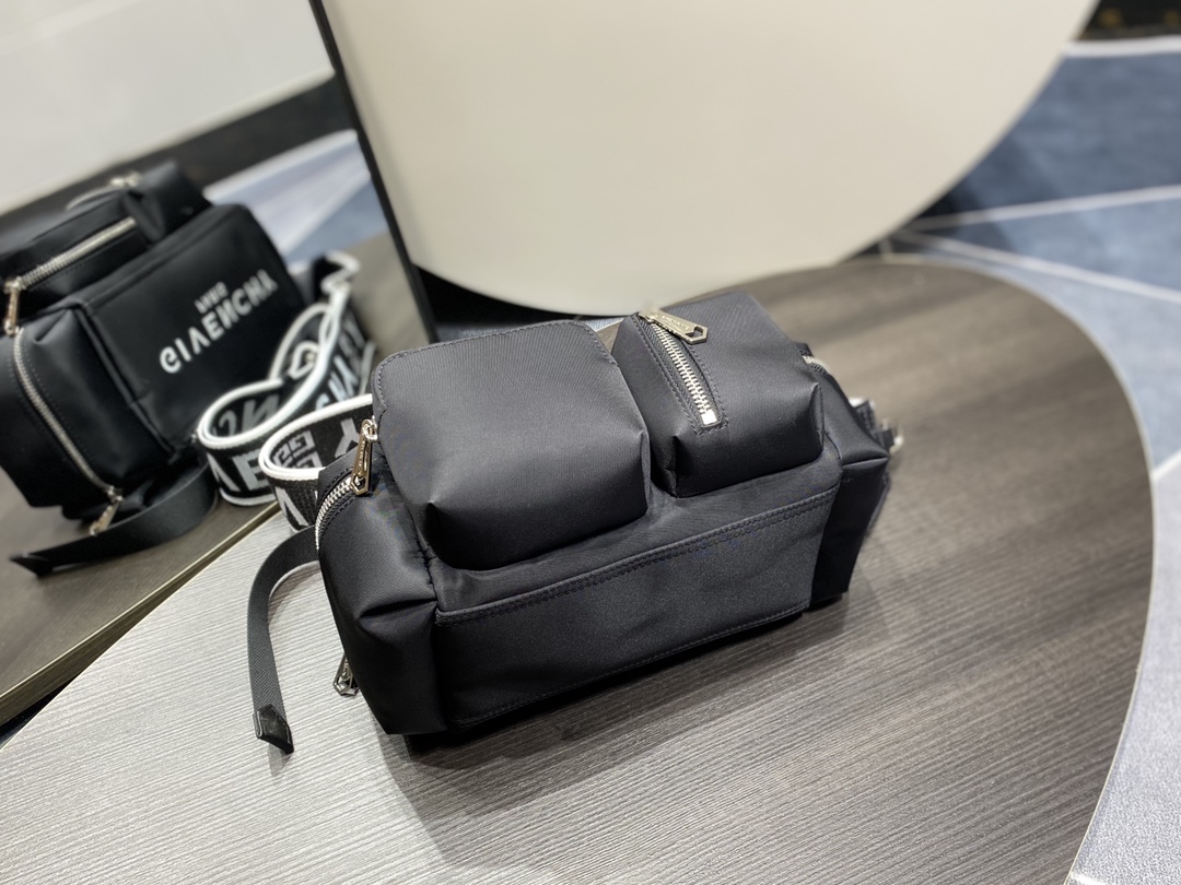 [TOP] GIVENCHY Crossbody Bag Nylon Fabric 22.5x12x12cm- Black