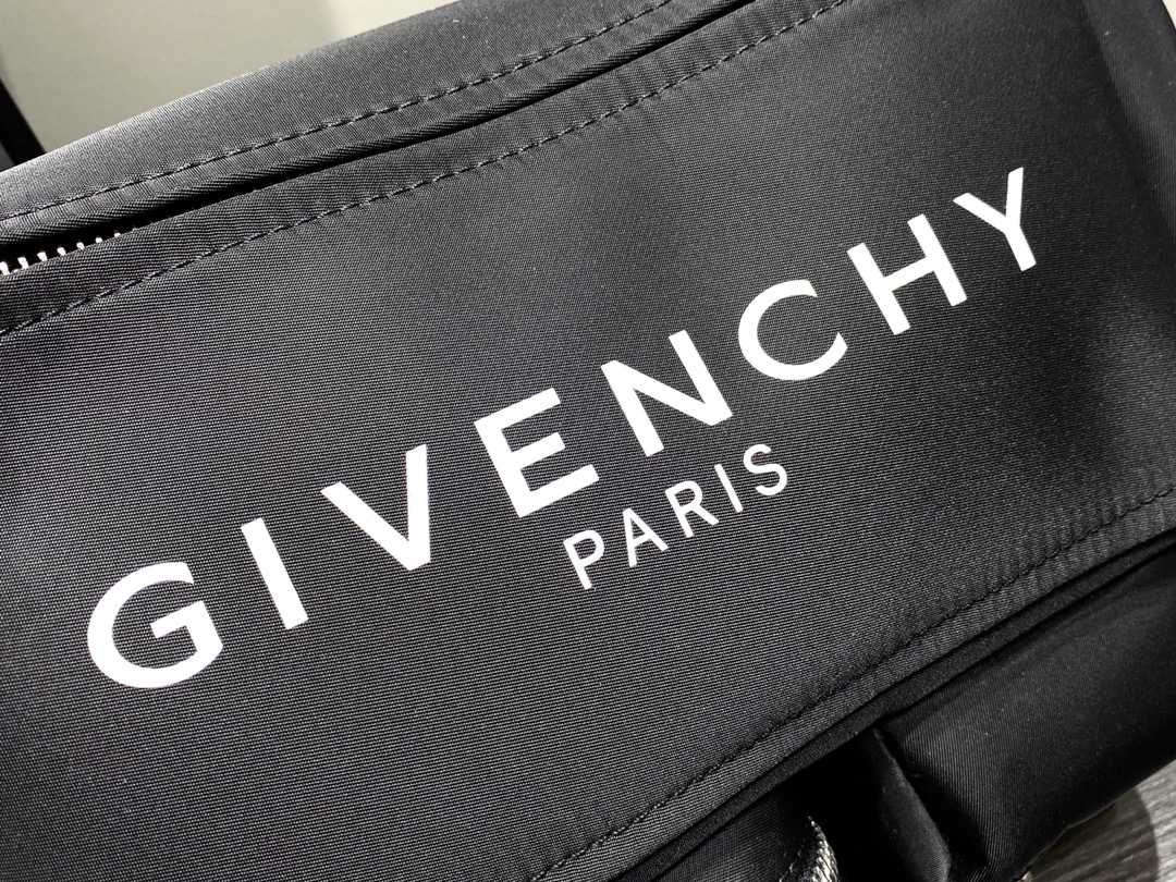 [TOP] GIVENCHY Crossbody Bag Nylon Fabric 22.5x12x12cm- Black