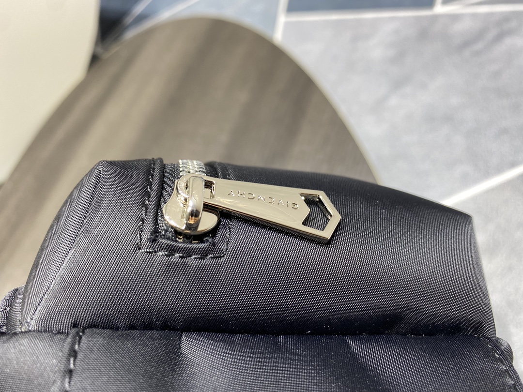 [TOP] GIVENCHY Crossbody Bag Nylon Fabric 22.5x12x12cm- Black