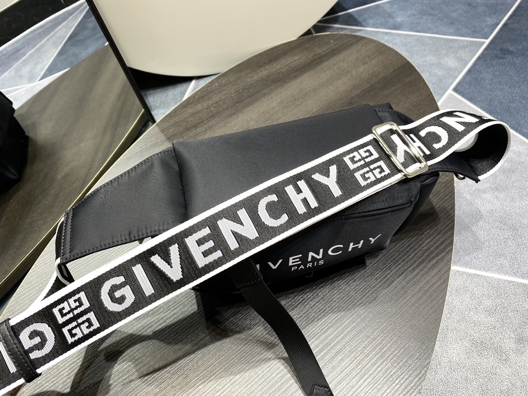 [TOP] GIVENCHY Crossbody Bag Nylon Fabric 22.5x12x12cm- Black